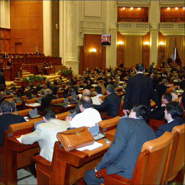 Repoziţionări politice în Parlament