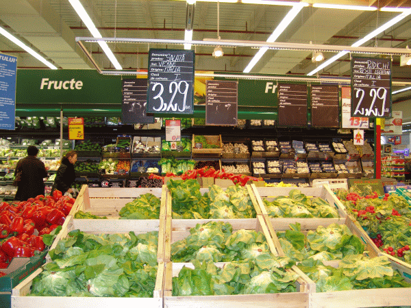 Un senator UNPR propune ca supermarketurile să doneze produsele aflate aproape de expirare