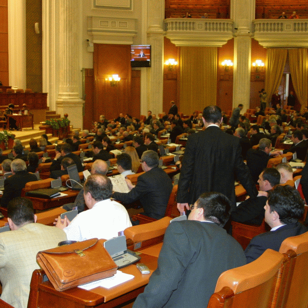 Moţiunea de cenzură împotriva Guvernului a fost respinsă de Parlament