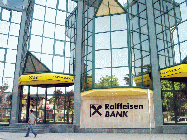 Raiffeisen Bank International, interesată de orice active ale băncilor elene din ţara noastră 