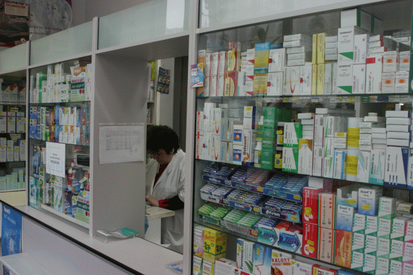 Percheziţii la medici şi farmacişti care au decontat reţete false