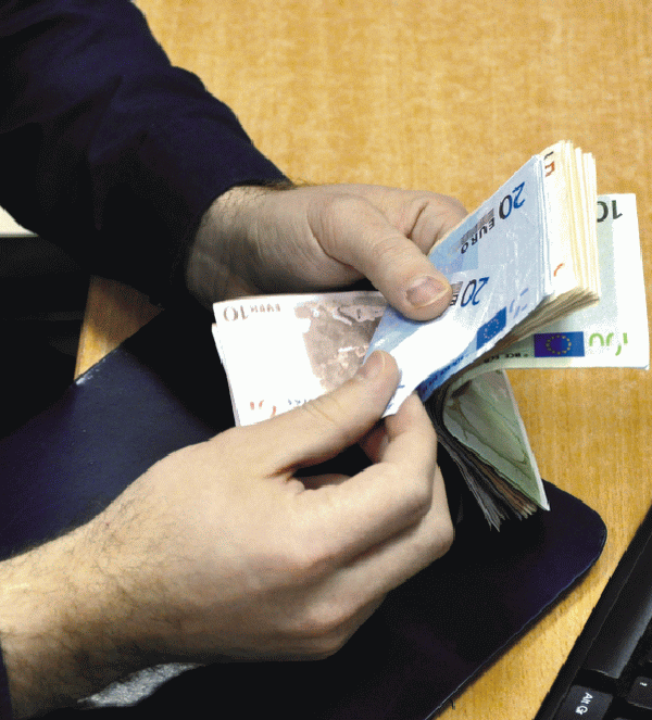 Debitorii ar putea plăti cel mult dublul preţului la care a fost vândut creditul