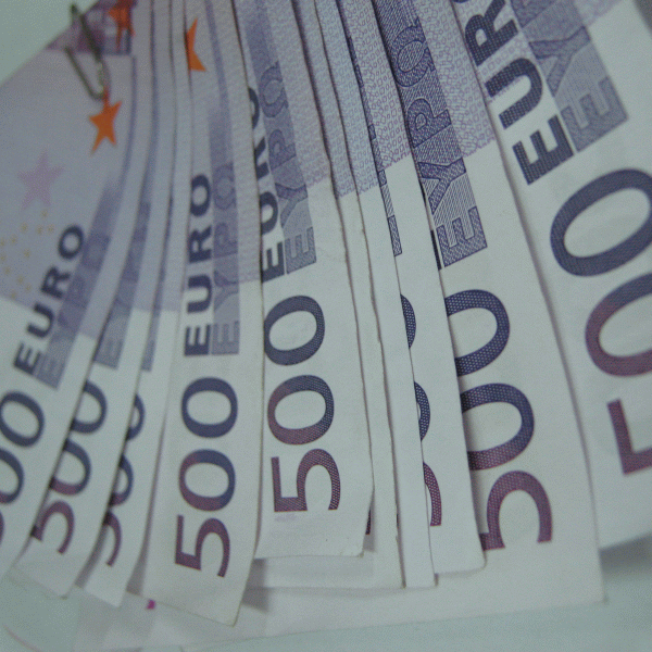 Posibila amânare a majorării dobânzii Fed, pozitivă pentru euro