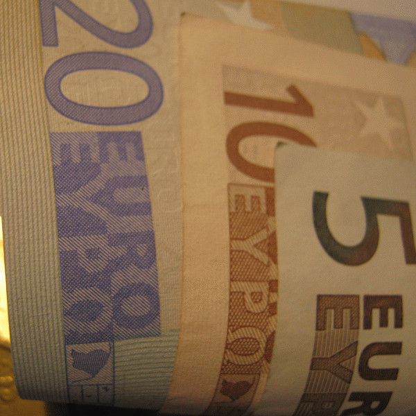 Euro - aproape de cursul minim al ultimelor trei luni, faţă de dolar