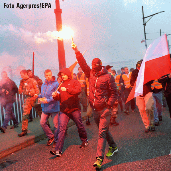 Protestatarii polonezi au ars steagul Uniunii Europene