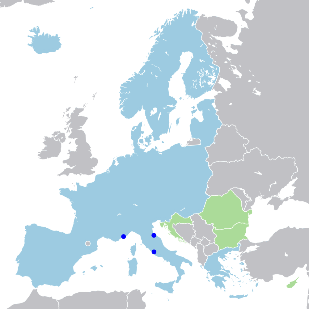 Harta Europei pe care sunt indicate statele spaţiului Schengen. Indicate în gri sunt statele din afara acordului, în albastru deschis sunt indicate ţările spaţiului propriu-zis de liberă circulaţie. Cu verde sunt indicate ţările care implementează aquis-ul Schengen şi care sunt în proces de aderare. Deşi sunt ţări membre ale Uniunii Europene, Regatului Unit şi Irlandei li s-a permis să nu implementeze acordul Schengen pe teritoriul lor.(Sursa: Wikipedia)