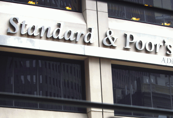 Opt bănci majore din SUA, retrogradate de Standard & Poor's