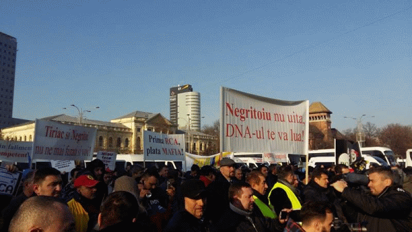 Transportatorii rutieri au protestat astăzi în faţa Guvernului României