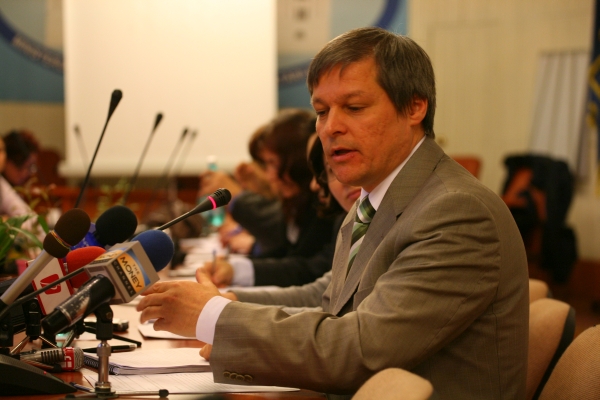 Cioloş discută luni cu liderii partidelor pe tema modificării legii alegerilor locale