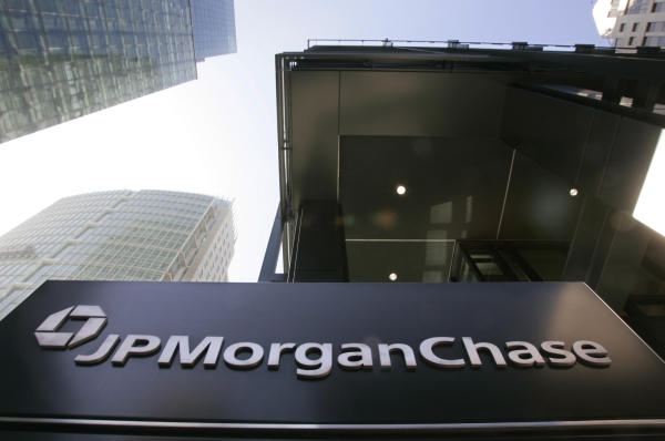 Şeful JPMorgan a cumpărat acţiuni de 27 milioane de dolari la bancă