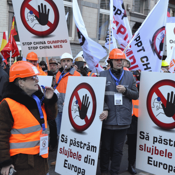 Siderurgiştii au protestat, la Bruxelles, faţă de acordarea statutului de economie de piaţă Chinei