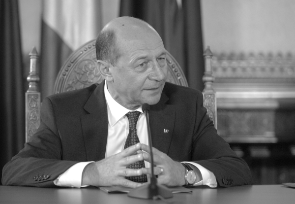 Băsescu le cere candidaţilor PMP să nu meargă în campania electorală cu "promisiuni fanteziste"