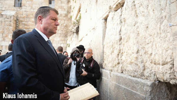 At the Wailing Wall, Klaus Iohannis asks: "God, I even have a skullcap, what else do I need?"And God answers: "Nothing, Klaus, you are perfect".