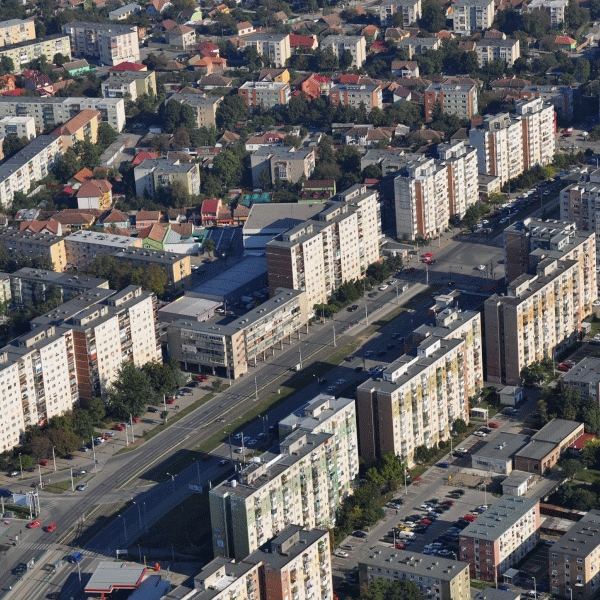 Proiectul prevede modernizarea spaţiilor dintre blocurile comuniste.