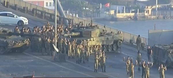 Un grup de militari pucişti, predându-se (Sursa foto: captură Youtube)