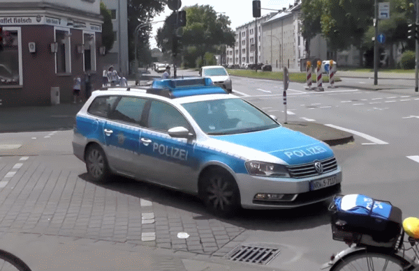 Poliţie pe străzile din Koln (Sursa foto: captură Youtube)