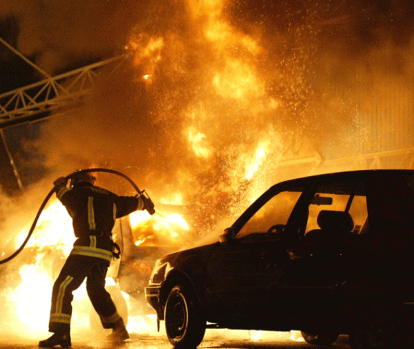 Incendiu puternic în Bucureşti, la Piaţa Crângaşi