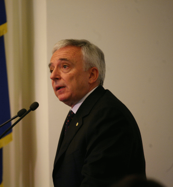 Mugur Isărescu