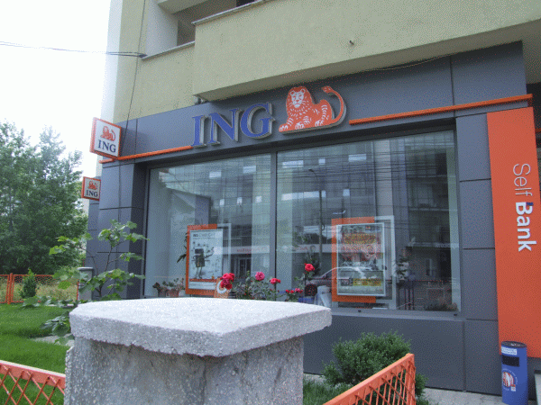 ING pregăteşte o reorganizare majoră care include desfiinţarea mai multor mii de locuri de muncă