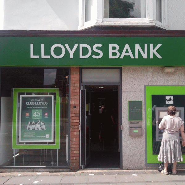 Marea Britanie reia vânzarea deţinerii la "Lloyds Banking"