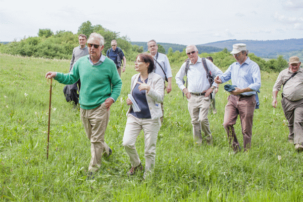 Caroline Fernolend (dreapta) şi Alteţa Regală Prinţul Charles de Wales (stânga),în Transilvania