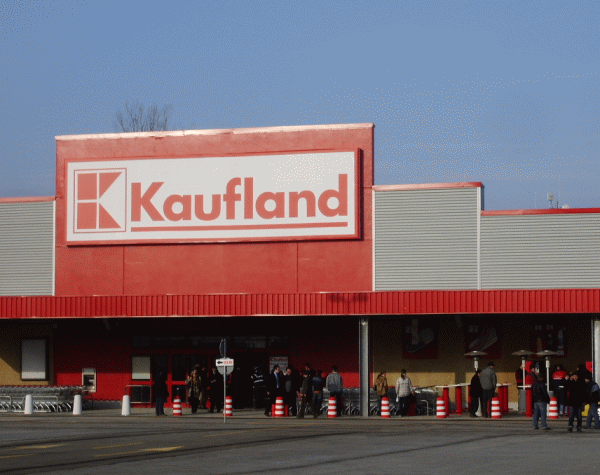 Kaufland România creşte salariul minim în companie, la 2.000 lei brut