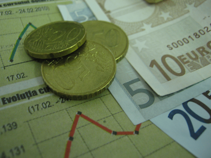 Euro a scăzut la 4,5008 lei