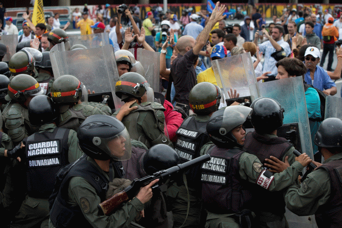 Venezuela amână retragerea de pe piaţa a celei mai valoroase bancnote, de 100 de bolivari 