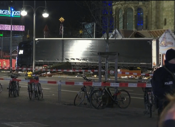 Camionul care a intrat în mulţime, la Berlin (Sursa foto: captură Youtube)