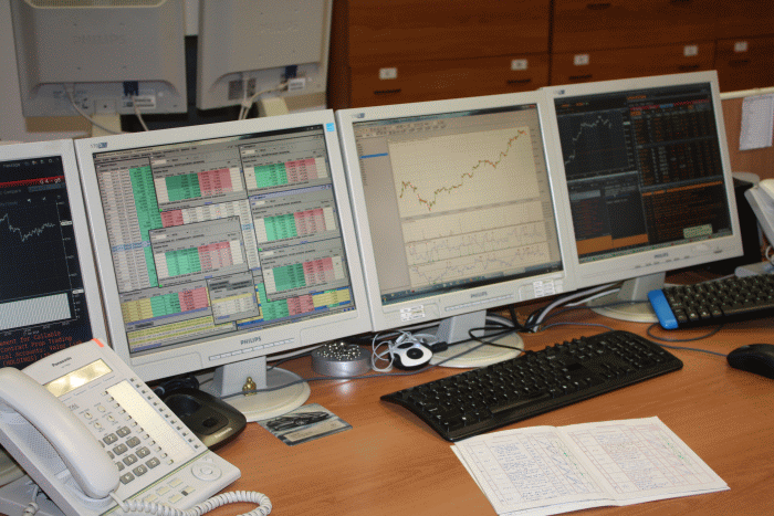 FTSE 100 şi CAC 40 au deschis în scădere