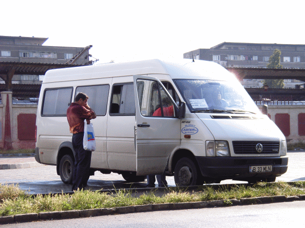 Un mort şi şase răniţi, după ce un microbuz s-a ciocnit cu o autoutilitară