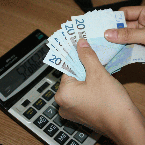 Investiţiile străine directe în România au depăşit 3,9 miliarde euro 