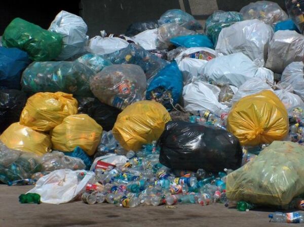 China vrea să scape de surplusul de porumb prin pungi şi farfurii de plastic biodegradabil