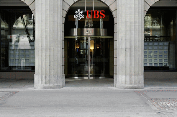 UBS, afectată de retrageri masive de bani din partea investitorilor