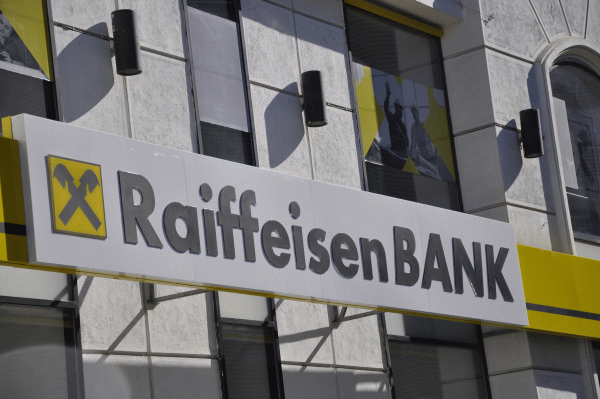 Raiffeisen Bank face o ofertă "îmbunătăţită" clienţilor cu credite în CHF