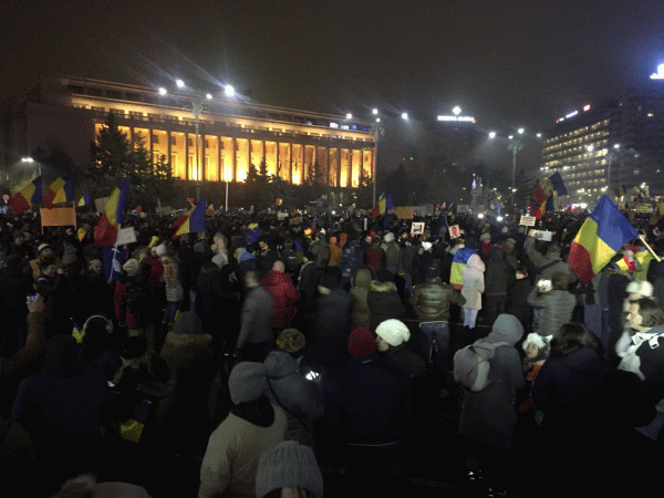 Aproximativ 300.000 de persoane au protestat în Piaţa Victoriei din Capitală