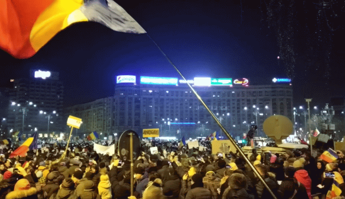 Proteste în Piaţa Victoriei (Sursa foto: captură Youtube)