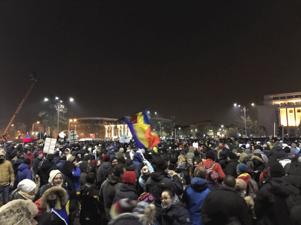 Protestele antiguvernamentale au continuat în Piaţa Victoriei