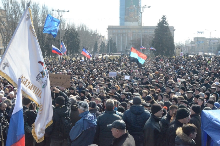 Protestatari pro-ruşi în Donetsk, 8 martie 2014 (Sursa foto: Wikipedia)