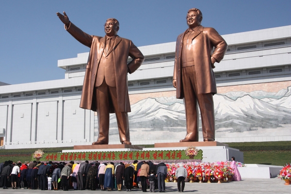 Statuile lui Kim Il-sung şi Kim Jong-il din Pyongyang (Sursa foto: Wikipedia)