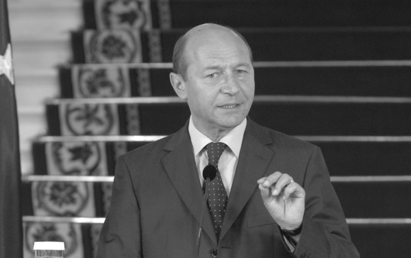 Traian Băsescu propune înfiinţarea unei comisii pentru "ajustarea" CP şi a CPP