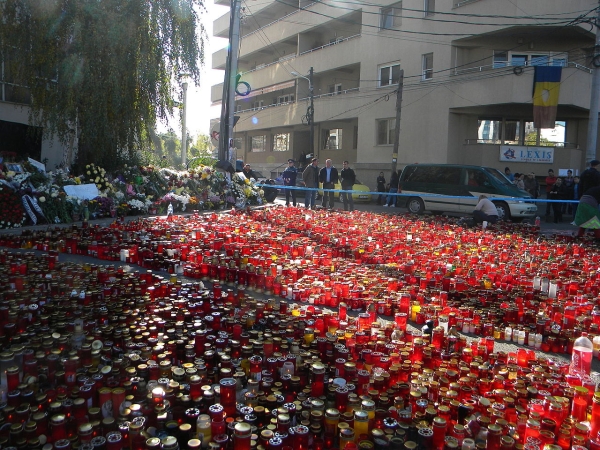 Lumânări depuse în faţa clădirii Pionierul (Sursa foto: Wikipedia)