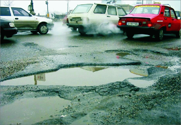 Nou protest al şoferilor la marginea municipiului Iaşi, peste o sută de oameni au blocat traficul