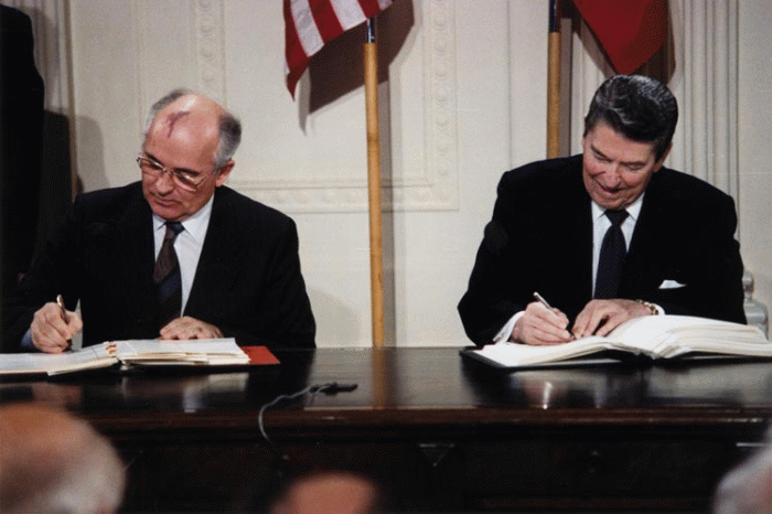 Mihail Gorbaciov şi Ronald Reagan semnând tratatul din 1987 privind dezarmarea nucleară (Sursa foto: Wikipedia)