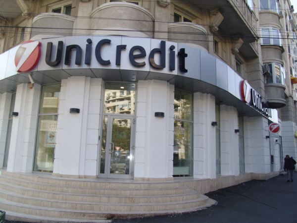 Fitch a retrogradat ratingul pe termen lung al băncii româneşti UniCredit Bank la ''BBB minus''