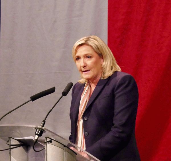 Marine Le Pen îşi anunţă candidatura în alegerile legislative în fieful său din Pas-de-Calais