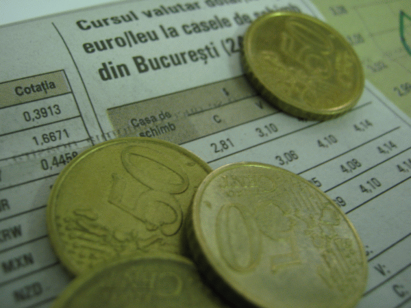 Euro a fost cotat la 4,5560 lei, peste referinţa de vineri