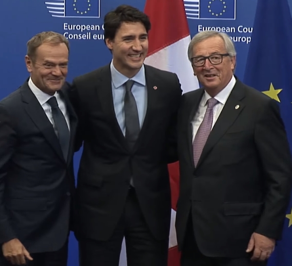 Donald Tusk, Justin Trudeau şi Jean-Claude Juncker (Sursa foto: captură Youtube)