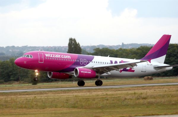 "Wizz Air" nu mai taxează bagajul mare de mână, din 29 octombrie