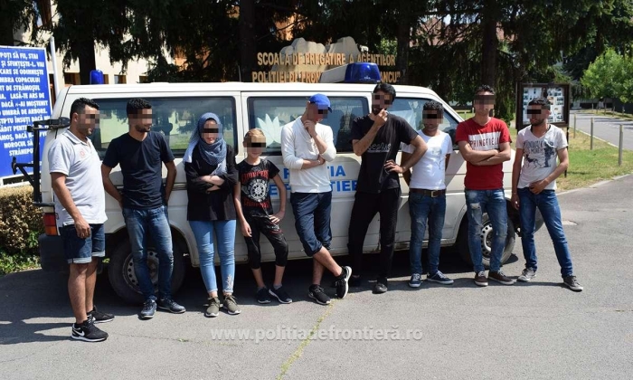 Două călăuze şi nouă migranţi, depistaţi de poliţiştii de la S.P.F. Valea lui Mihai (Sursa foto: Poliţia de Frontieră)